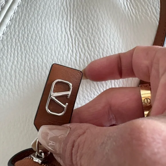 LOW START!! Valentino Garavani wallet V logo on zipper pull with removable strap - Picture 3 of 13